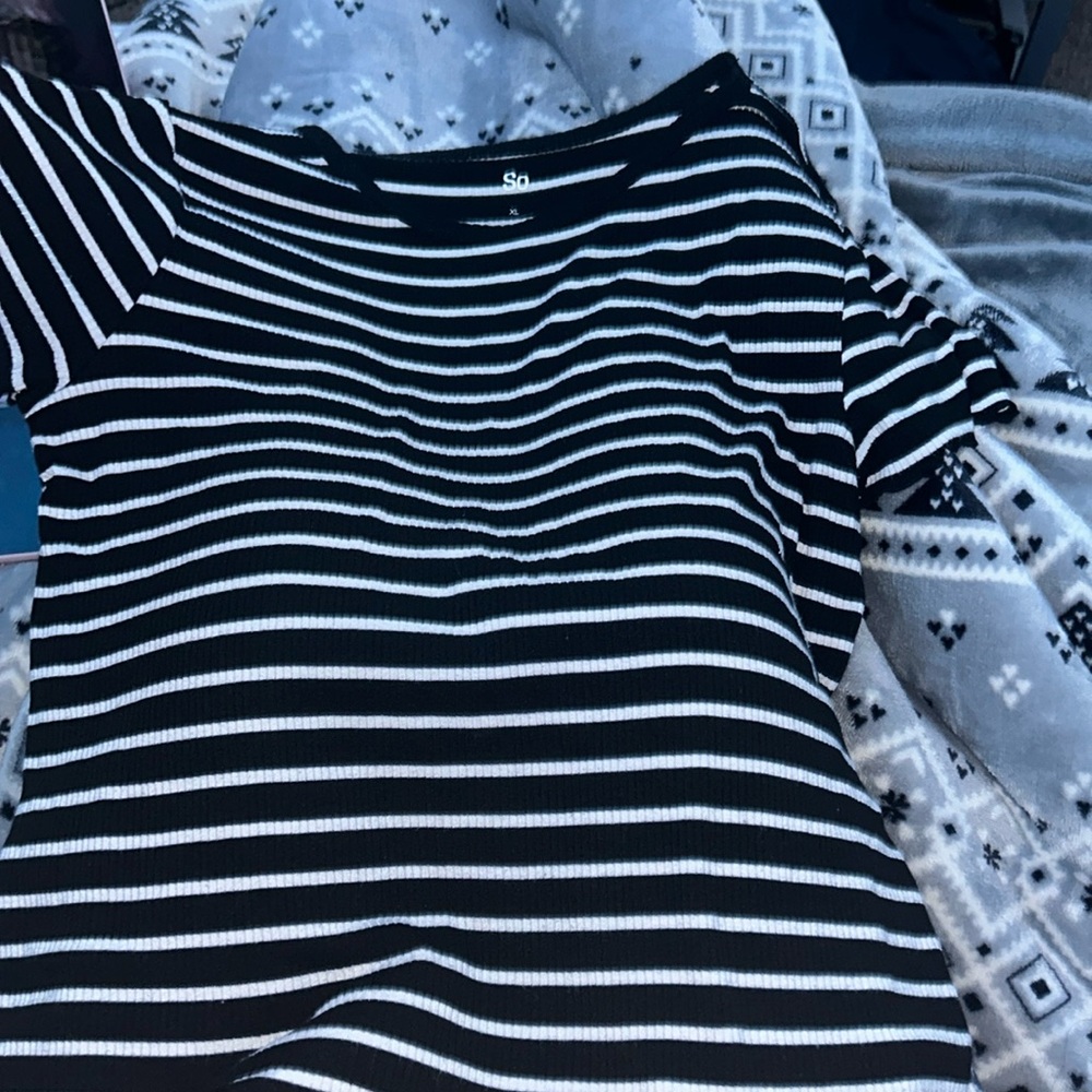 Brand:SO (Walmart)
Size: Extra Large
Color:Black and White Striped